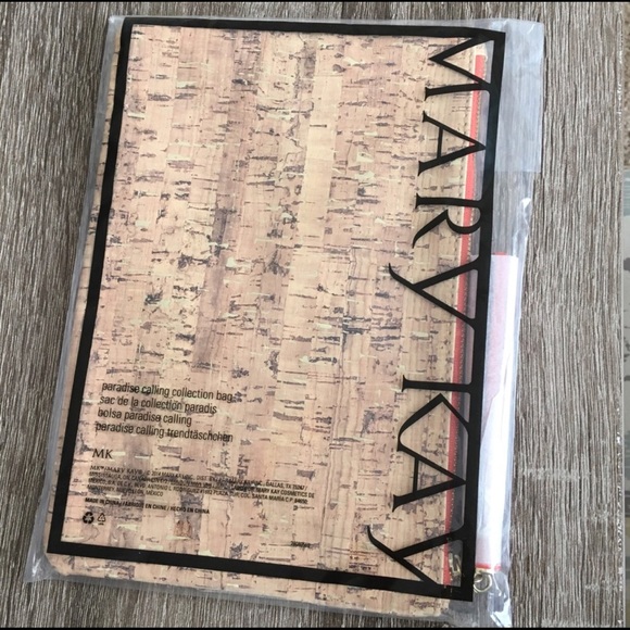 🎉 FREE W/$20 purchase 🎉 MK Cork Inspired Clutch - Picture 2 of 3